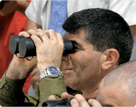 Netanyahu mirando por prismáticos cerrados: Todo está bajo control